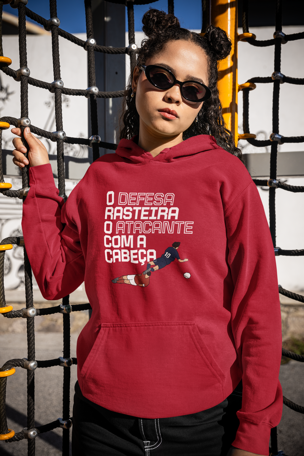 Camisola “O defesa rasteira o atacante com a cabeça”