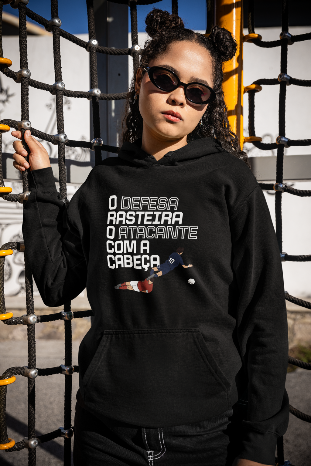 Camisola “O defesa rasteira o atacante com a cabeça”