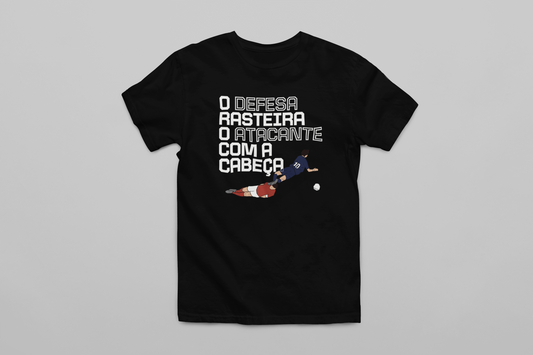 Tshirt “O defesa rasteira o atacante com a cabeça”